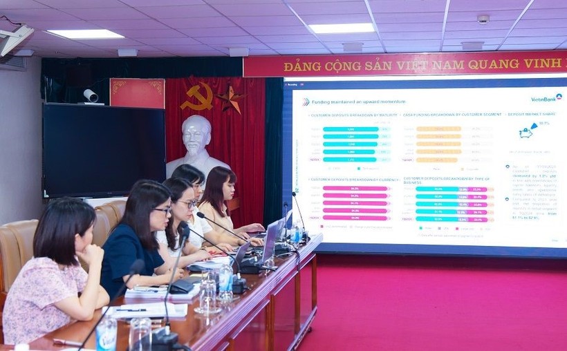 Lãnh đạo VietinBank thảo luận với CĐ và NĐT tại Hội nghị cập nhật KQKD vtb2.jpg