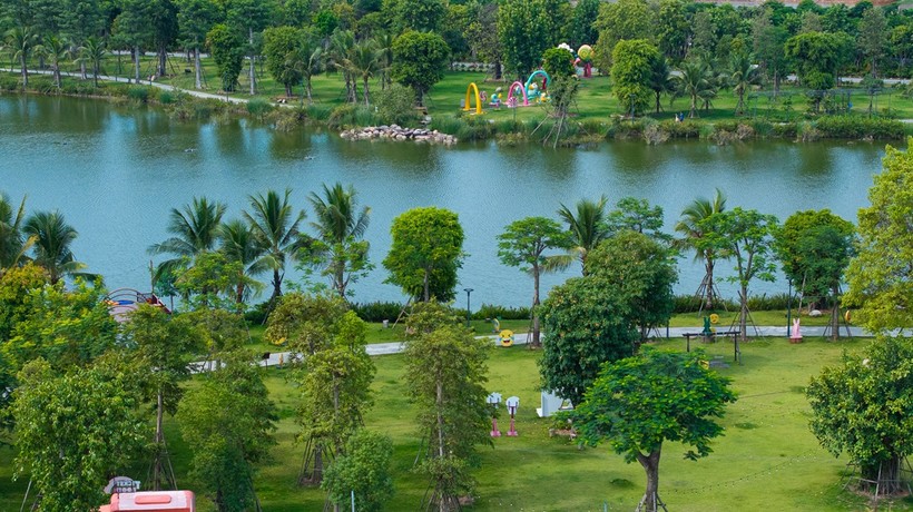 Không gian xanh mát tại công viên Hồ Thiên Nga Eco Central Park Anh 6.JPG
