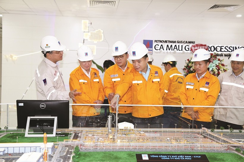 Tổng Giám đốc Petrovietnam Lê Ngọc Sơn nghe báo cáo tại Nhà máy Xử lý khí Cà Mau GHJHJKO.jpg