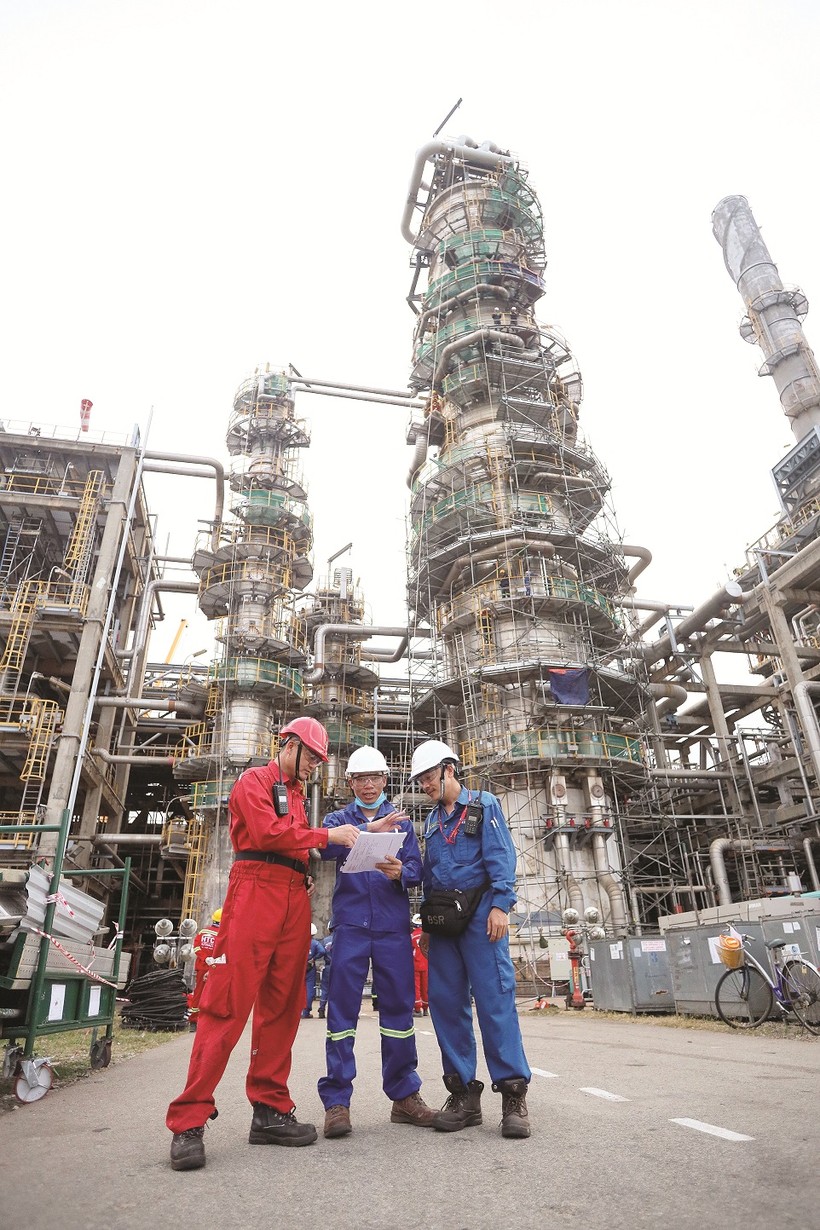 Các kỹ sư của BSR trao đổi chuyên môn trong đợt bảo dưỡng tổng thể Nhà máy Lọc dầu Dung Quất KJK.jpg