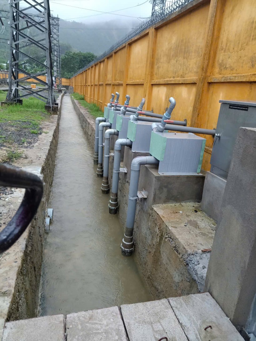 Tổ thao tác lưu động Hòa Khánh (TTĐ Đà Nẵng – PTC2) sẵn sàng kích hoạt hệ thống thoát nước tại trạm. 3-hoa-khanh-(1)-20241105114358144.jpg