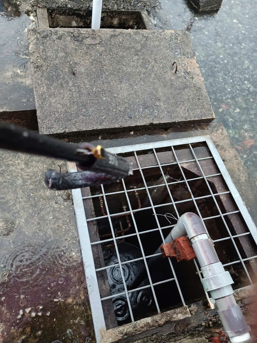 Tổ thao tác lưu động Hòa Khánh (TTĐ Đà Nẵng – PTC2) sẵn sàng kích hoạt hệ thống thoát nước tại trạm. 3-hoa-khanh-(2)-20241105114358348.jpg