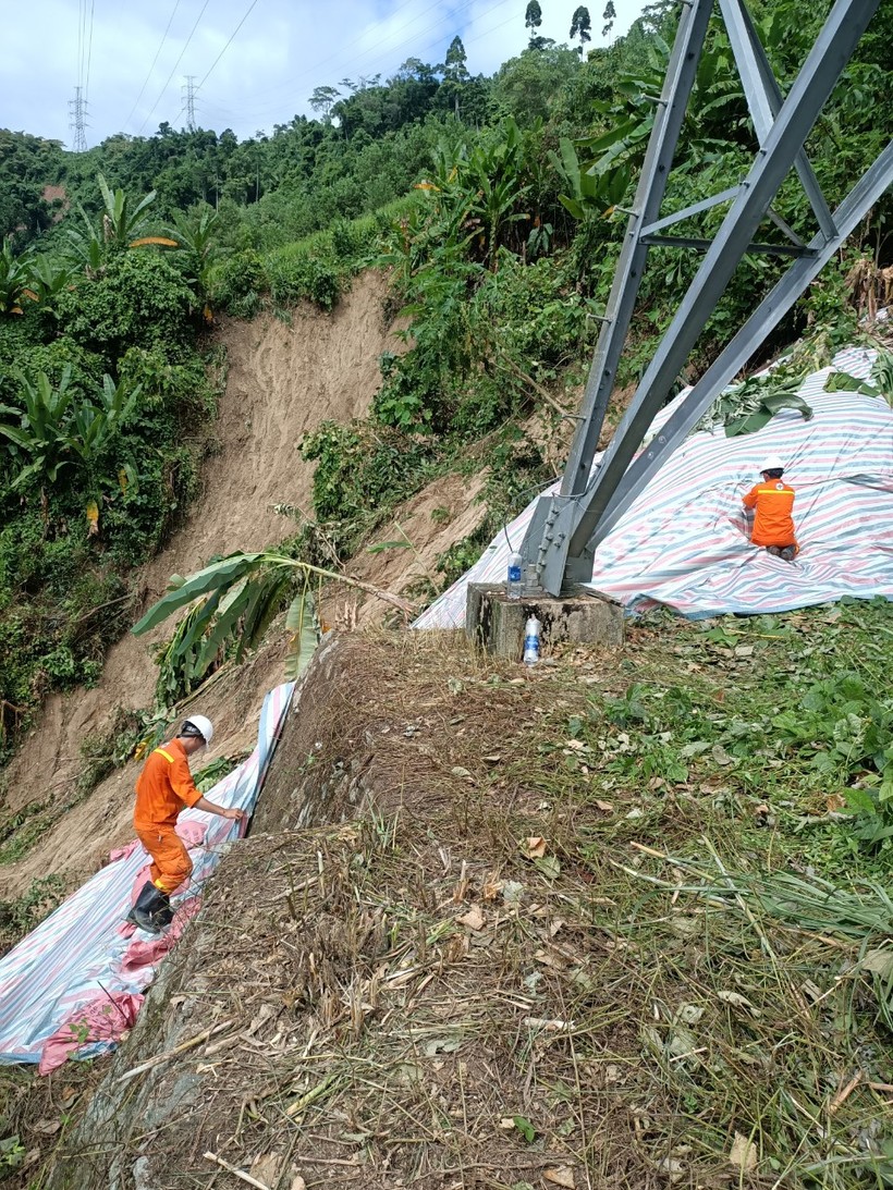 Trước bão số 6 (Trami) các Đội TTĐ phủ bạt chống sạt lở tại các vị trí xung yếu. 7-phu-bat-20241105114359002.jpg