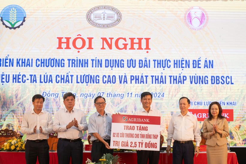 Nhân sự kiện này, Agribank đã trao tặng tài trợ 02 xe cứu thương, trị giá 2,5 tỷ đồng cho Hội chữ thập đỏ tỉnh Đồng Tháp góp phần có thêm nguồn lực cho công tác y tế, an sinh xã hội tại địa phương Ảnh 6.jpg