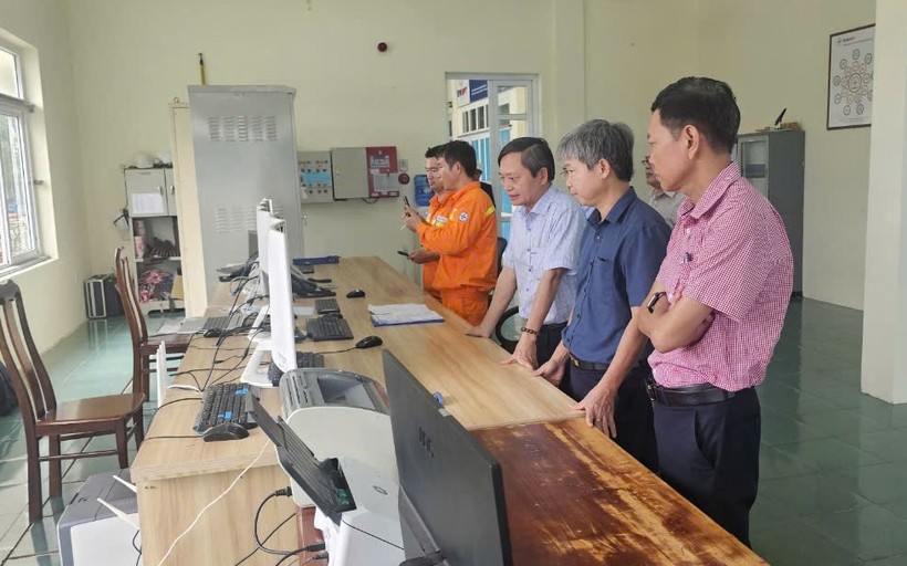 Ông Lê Đình Chiến kiểm tra tình hình vận hành tại Tổ TTLĐ Tam Kỳ