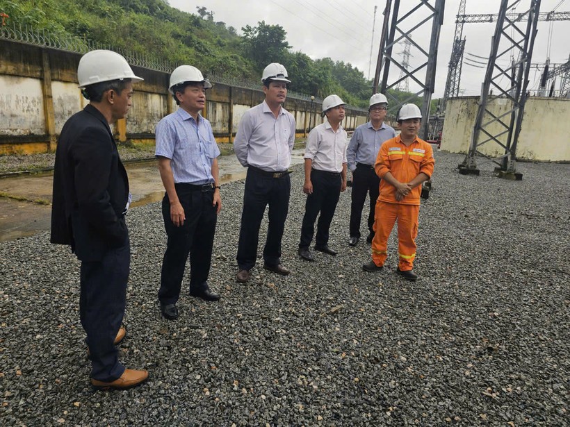 Ông Lê Đình Chiến kiểm tra tình hình vận hành tại Tổ TTLĐ Sông Tranh