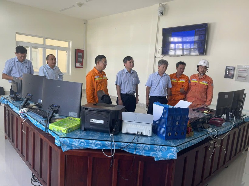 Ông Lê Đình Chiến kiểm tra tình hình vận hành tại Tổ TTLĐ Quảng Ngãi