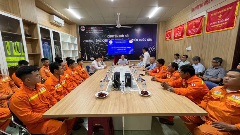 Ông Lê Đình Chiến kiểm tra tình hình vận hành tại Đội TTĐ Sơn Hà