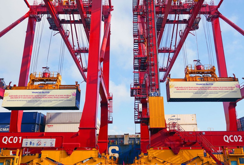 Lô hàng của Thaco Auto được xuất khẩu sang các thị trường quốc tế ngày đầu xuân Ất Tỵ tại cảng quốc tế Chu Lai