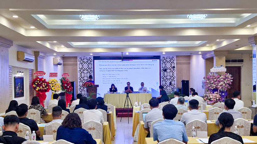 1.Toàn cảnh phiên họp đại hội đồng cổ đông DNP Holding 2025.png