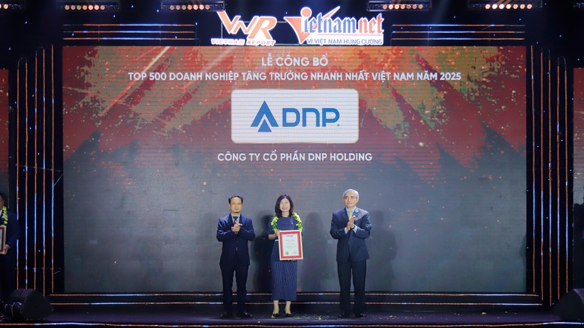 2.Đại diện DNP Holding tại lễ công bố FAST 500.jpg