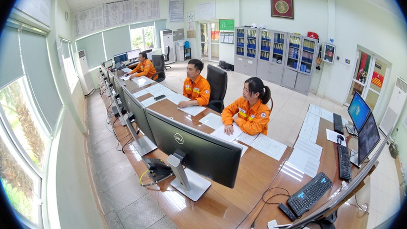 Ca trực trong ngày cao điểm nắng nóng, theo dõi từng mức điện áp, từng nhiệt độ MBA, từng dòng điện chạy qua hệ thống