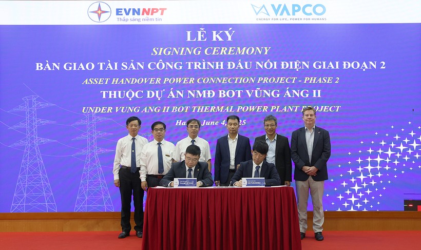 Tổng giám đốc EVNNPT Phạm Lê Phú (bên trái) và Tổng giám đốc VAPCO - Go Fukushima ký biên bản tiếp nhận, bàn giao trước sự chứng kiến của lãnh đạo 2 bên