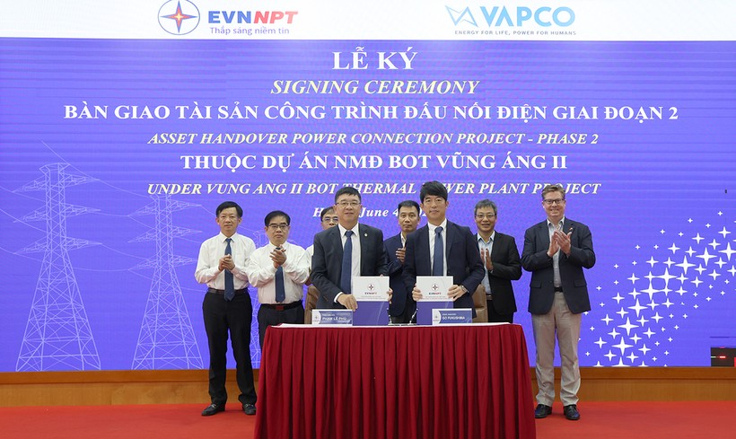Tổng giám đốc EVNNPT Phạm Lê Phú (bên trái) và Tổng giám đốc VAPCO - Go Fukushima ký biên bản tiếp nhận, bàn giao trước sự chứng kiến của lãnh đạo 2 bên