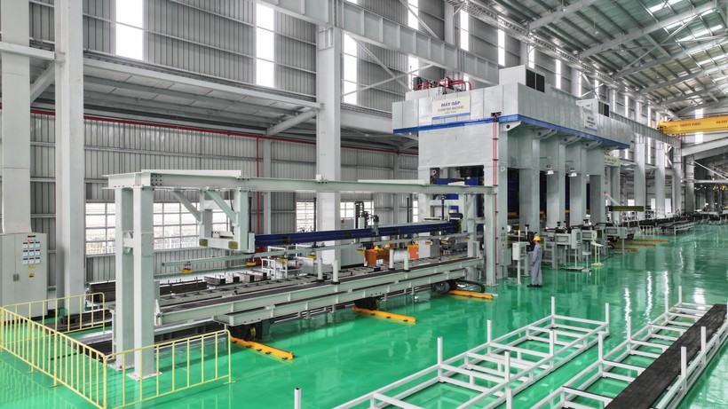 Dây chuyền dập liên hợp, hàn, lắp ráp và nhúng sơn tĩnh điện tại Nhà máy THACO Bus Hình 5. Dây chuyền dập.JPG