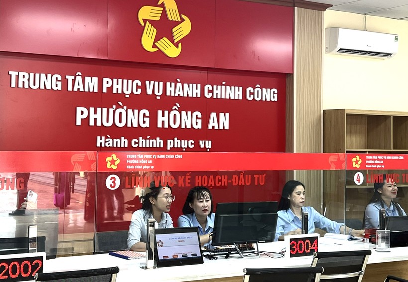 Tại mỗi xã/phường luôn có 2 cán bộ kỹ thuật của VNPT thường trực để hỗ trợ cán bộ xã/phường trong suốt quá trình thực hiện chuyển đổi dữ liệu phục vụ mô hình chính quyền 2 cấp (hình ảnh tại phường Hồng An, TP.Hải Phòng). Phường 1.jpg