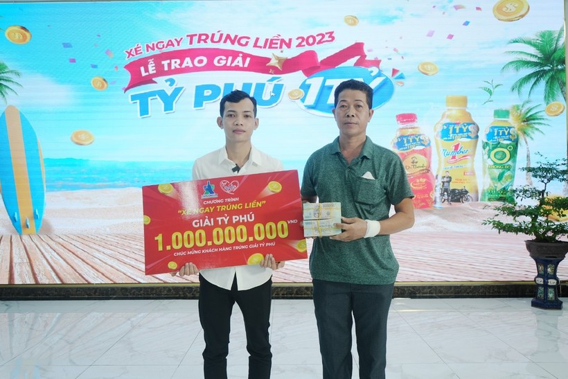 Anh Nguyễn Hoàng Em cùng cha nhận giải thưởng trị giá 1 tỷ đồng nhờ tiếp năng lượng với Number 1 và tham gia chương trình khuyến mãi hè năm 2023 4.jpg