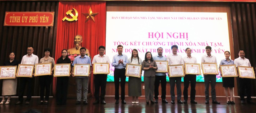 Ông Vũ Xuân Hà, đại diện Tập đoàn Hòa Phát (thứ 5 từ phải qua) nhận bằng khen của UBND tỉnh Phú Yên cho các tập thể có thành tích xuất sắc trong thực hiện Chương trình xóa nhà tạm, nhà dột nát trên địa bàn