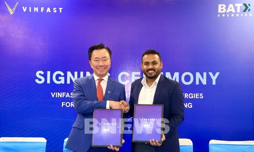 Ông Phạm Sanh Châu, Tổng Giám đốc VinFast Châu Á (bên trái) và ông Utkarsh Singh, Tổng Giám đốc BatX Energies, tại buổi lễ ký kết.