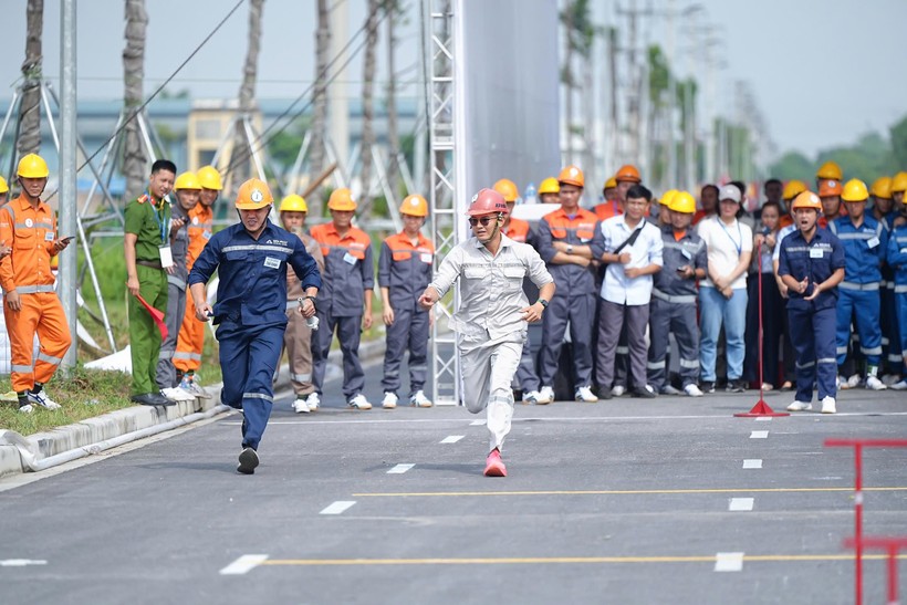 Các thí sinh nhận đc sự cổ vũ nhiệt tình của đồng đội