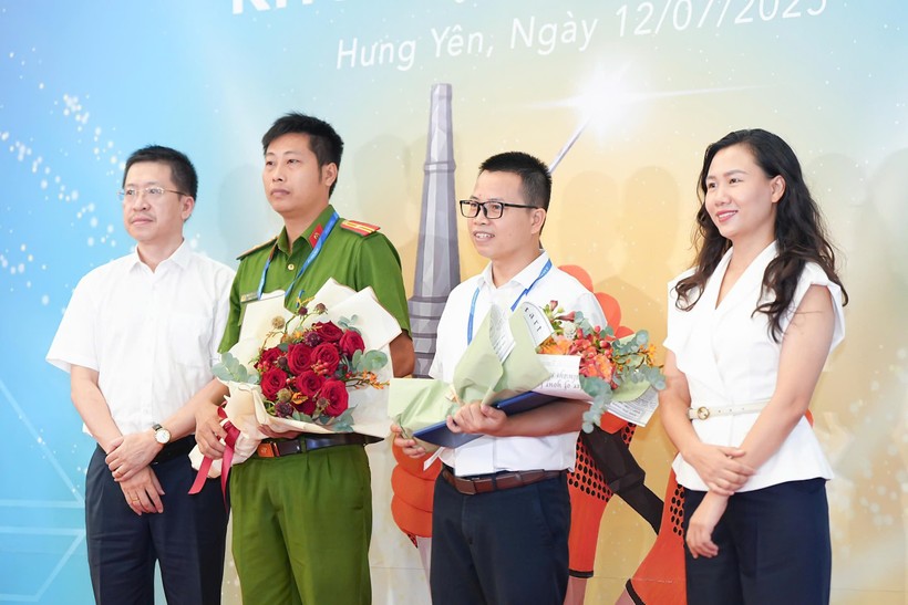 Chị Trần Thị Thu Hiền, Phó Tổng Giám đốc Tập đoàn Hòa Phát và anh Hoàng Đức Thuận, Giám đốc Công ty Tôn Hòa Phát tặng hoa cho đại diện Ban giám khảo Hội thi