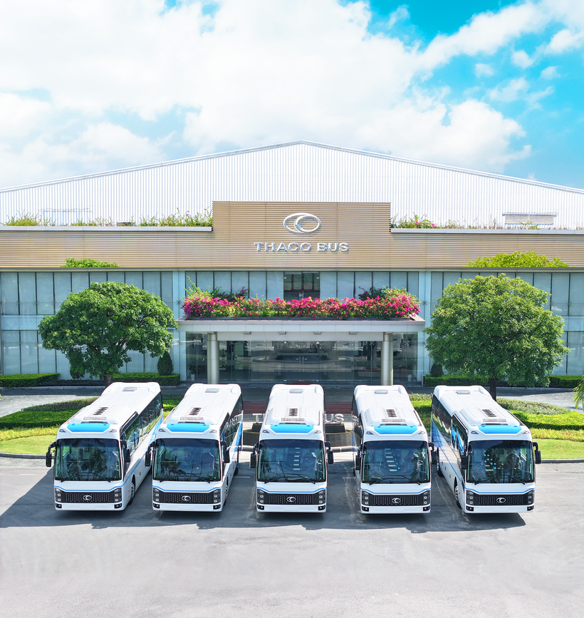 Hình 1-Line-up sản phẩm THACO Bus thế hệ mới.png
