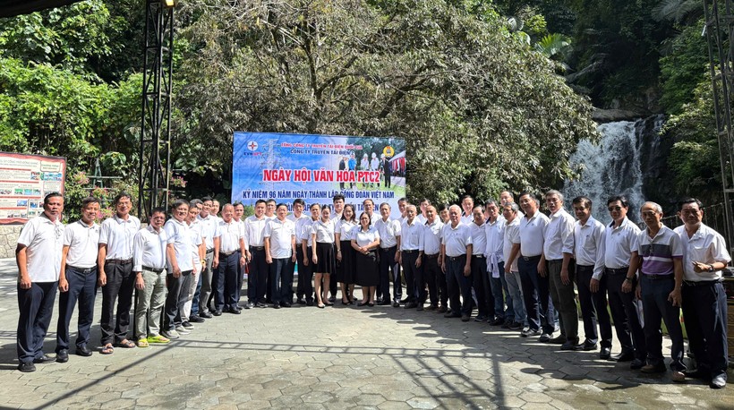 Các đại biểu chụp ảnh lưu niệm.