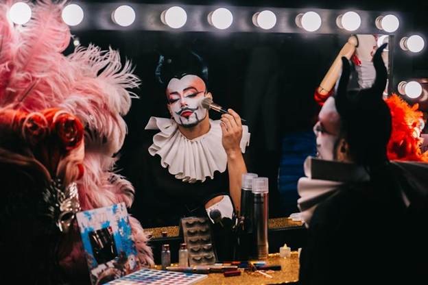 Trong “Afterglow”, “chú hề Hoàng gia Lovelark”- nhân vật trung tâm của show, đóng vai trò như sợi chỉ đỏ kết nối toàn bộ vở diễn