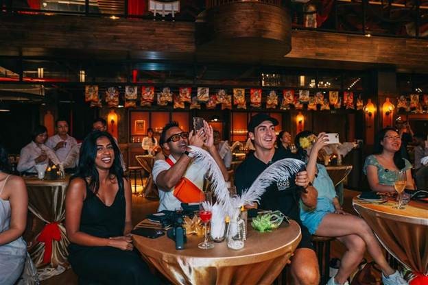 Du khách quốc tế phấn khích, hào hứng khi xem show