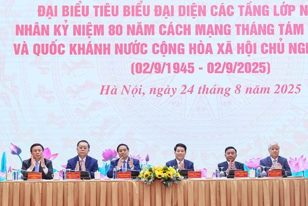 Các đồng chí lãnh đạo Đảng, Nhà nước, Mặt trận Tổ quốc Việt Nam dự và chủ trì hội nghị.