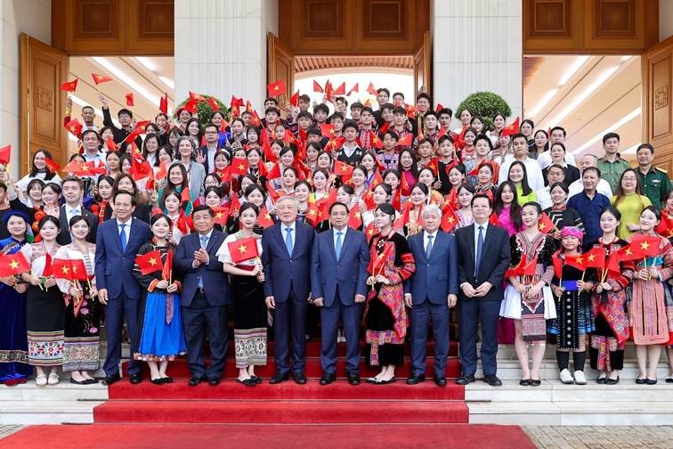 Thủ tướng Phạm Minh Chính và các đồng chí lãnh đạo Đảng, Nhà nước chụp ảnh cùng các đại biểu tham dự Hội nghị