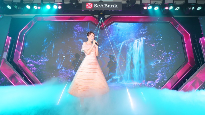 Ca sỹ Mỹ Tâm kết hợp với SeABank