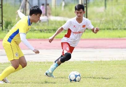 Các cổ động viên yêu thích môn thể thao vua – bóng đá hào hứng với các trận đấu kịch tính