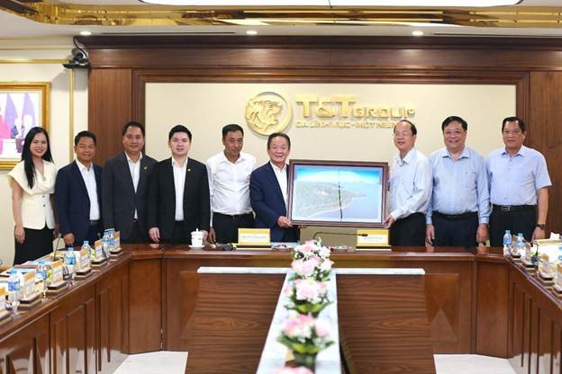 Lãnh đạo tỉnh Cà Mau tặng quà cho lãnh đạo Tập đoàn T&amp;T Group tại buổi làm việc.