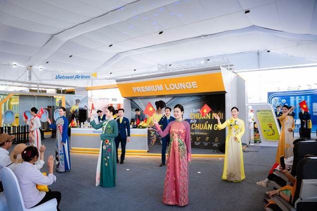 Khán giả thưởng thức show nghệ thuật “Sải cánh Việt Nam” do chính các tiếp viên của Vietravel Airlines biểu diễn