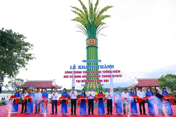 Các đại biểu thực hiện nghi thức cắt băng khánh thành.