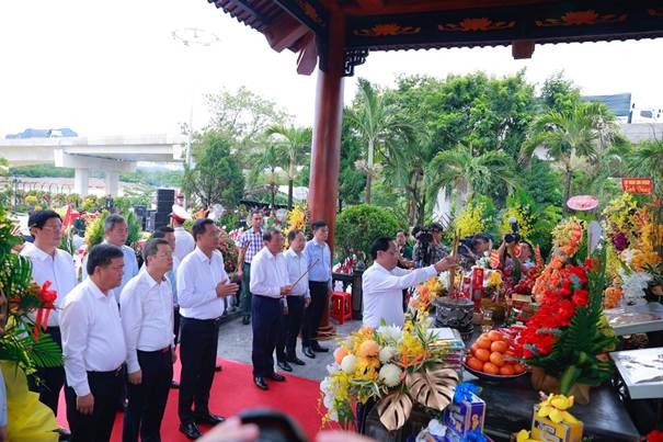 Các đại biểu dâng hương tưởng niệm các anh hùng liệt sĩ tại sự kiện.