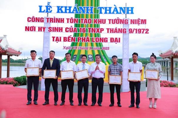 Ông Nguyễn Ngọc Nghị (thứ 4 từ bên trái qua) thay mặt Tập đoàn T&amp;T Group nhận Bằng khen của Chủ tịch UBND tỉnh Quảng Trị.
