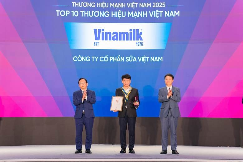 Đại diện Vinamilk - Ông Phạm Tuyên, Giám đốc Chi nhánh Vinamilk Hà Nội - nhận vinh danh Top 10 Thương hiệu Mạnh Việt Nam 2025