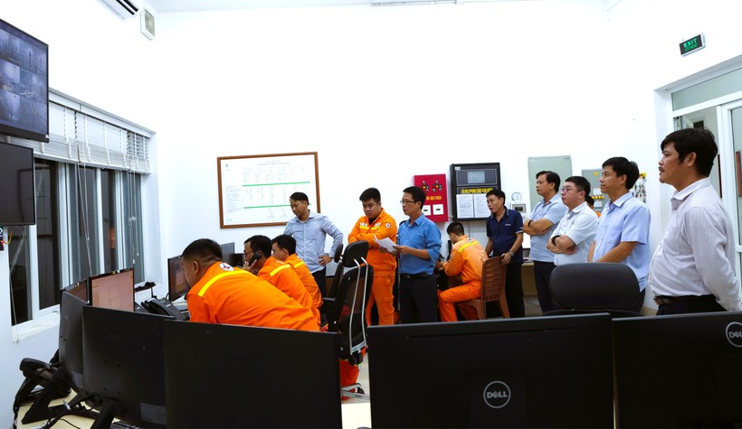 Tổng giám đốc EVNNPT Phạm Lê Phú cùng lãnh đạo PTC2 trực chỉ huy ứng phó bão số 10 tại Trạm biến áp 500kV Quảng Trạch