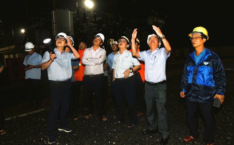 Ngay sau khi bão đi qua, khi đủ điều kiện an toàn, lãnh đạo EVNNPT cùng lãnh đạo PTC2 kiểm tra thiết bị bị ảnh hưởng bởi bão số 10 tại Trạm biến áp 500kV Quảng Trạch