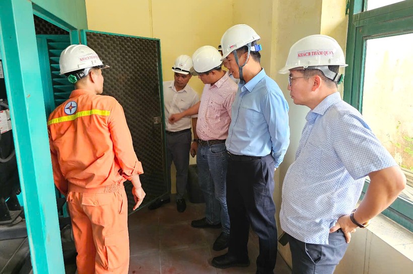 Phó Tổng giám đốc EVNNPT Lưu Việt Tiến và đoàn công tác kiểm tra nguồn điện dự phòng tại Trạm biến áp 500kV Quảng Ninh