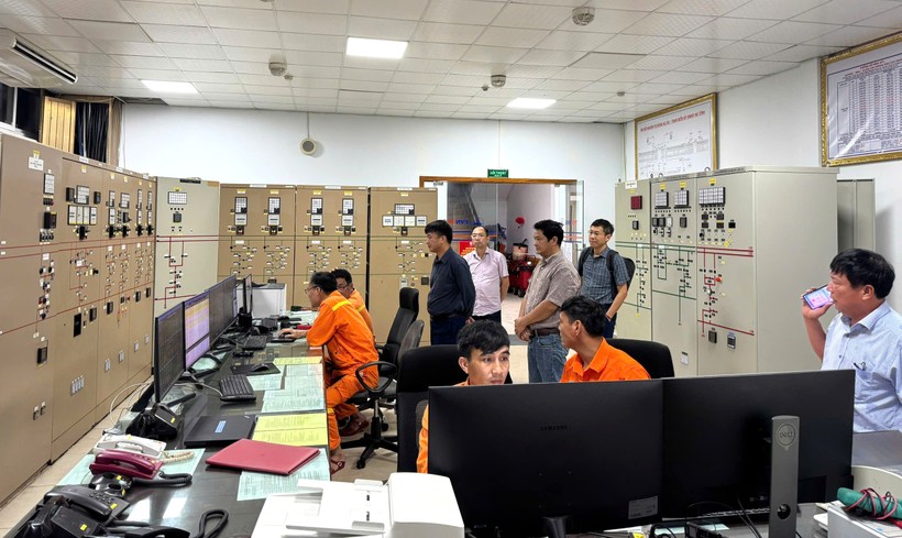 Phó Tổng giám đốc EVNNPT Lưu Việt Tiến cùng lãnh đạo PTC1 trực chỉ huy ứng phó bão số 10 tại Trạm biến áp 500kV Hà Tĩnh