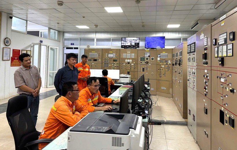 Phó Tổng giám đốc EVNNPT Lưu Việt Tiến cùng lãnh đạo PTC1 trực chỉ huy ứng phó bão số 10 tại Trạm biến áp 500kV Hà Tĩnh