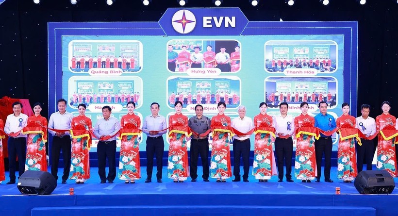 Thủ tướng Chính phủ Phạm Minh Chính và các đại biểu cắt băng khánh thành Dự án đường dây 500kV mạch 3 từ Quảng Trạch đến Phố Nối (29/8/2024) - ảnh minh họa