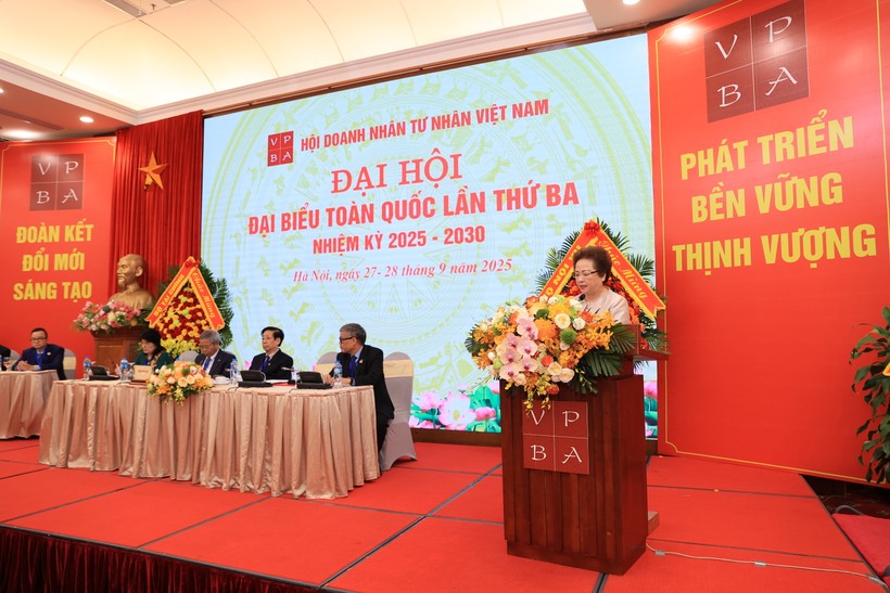 04 Bà Nguyễn Thị Nga phát biểu tại Đại hội Đại biểu toàn quốc lần thứ III của Hội Doanh nhân Tư nhân Việt Nam.JPG