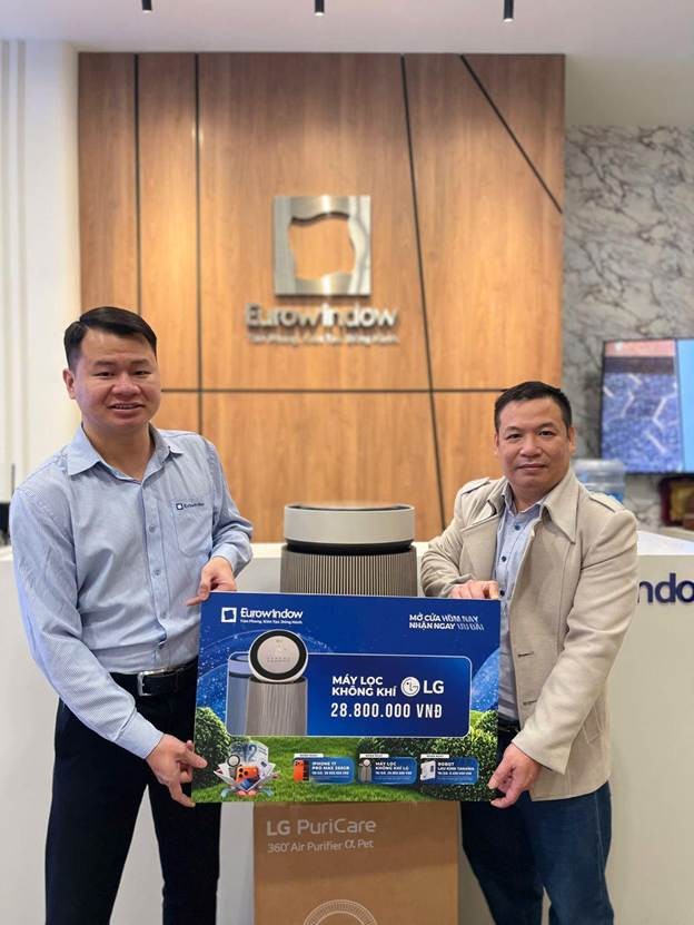 Khách hàng nhận máy lọc không khí LG trị giá gần 30 triệu đồng trong chương trình khuyến mãi cuối năm của Eurowindow