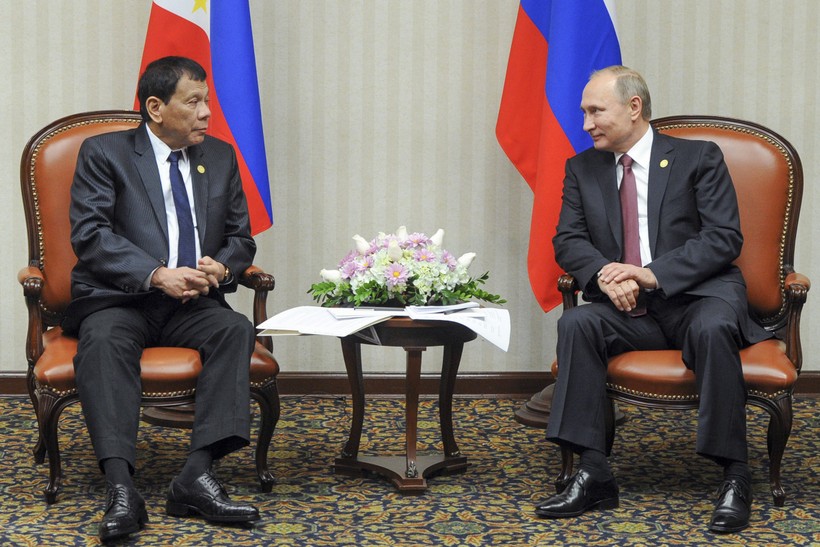 Tổng thống Putin gặp ông Duterte bên lề hội nghị APEC ở Peru