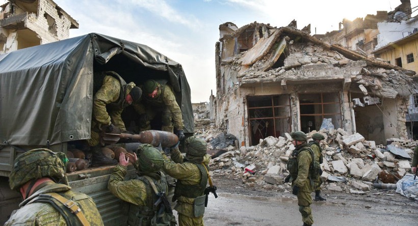 Binh sĩ Nga làm nhiệm vụ ở thành phố Aleppo vừa được giải phóng