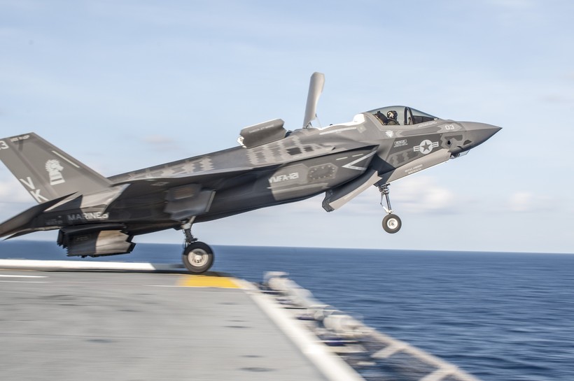 Chiến cơ tàng hình F-35 phiên bản hải quân cất cánh từ mẫu hạm Mỹ